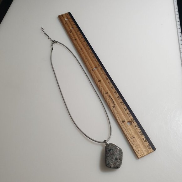 Yooperlite Granite Pendant Necklace Natural Stone UV Light Glow Gift 17" to 19" - Picture 6 of 6
